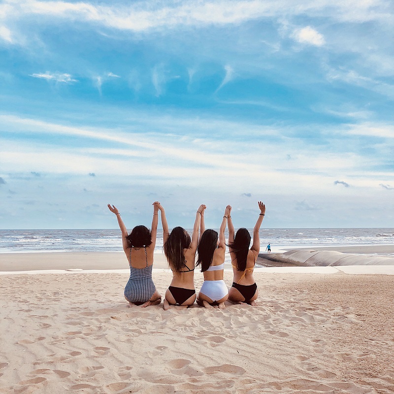 Nhóm bạn 4 người cùng chụp ảnh trên bãi cát trắng mịn biển Hồ Tràm