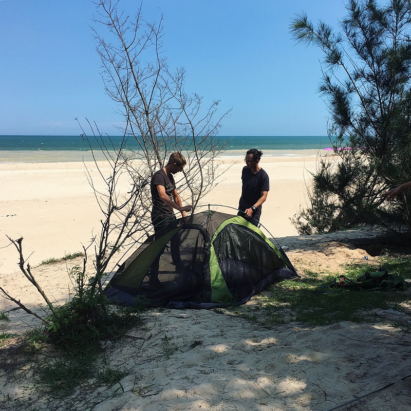 Dựng lều cắm trại bên bãi cát ở Biển suối Ồ