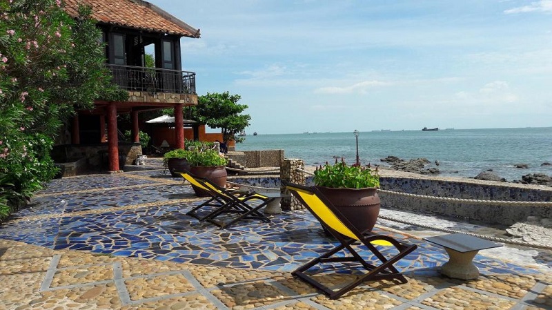 Khu vực ghế ngồi nghỉ nhìn ra biển ở Bình An Village Resort