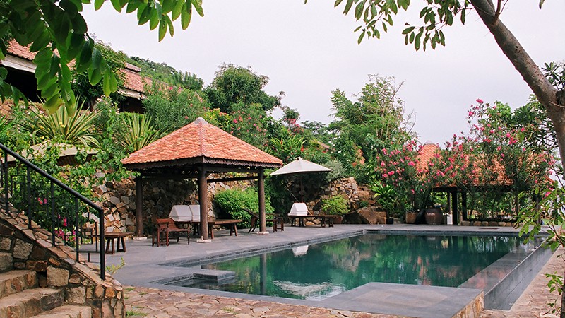Hồ bơi ở Bình An Village Resort chan hòa với thiên nhiên