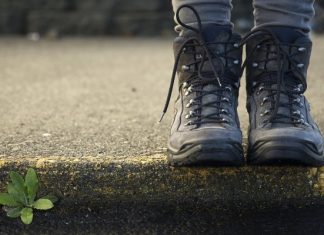 Hướng dẫn cách làm mềm giày leo núi đúng cách