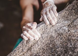 Cách sử dụng Hangboard để luyện tập leo núi đá