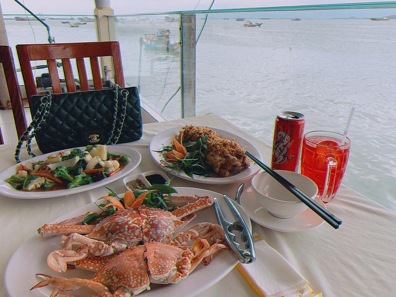 Một bàn ăn hải sản tươi ngon với view nhìn ra biển Bãi Sau