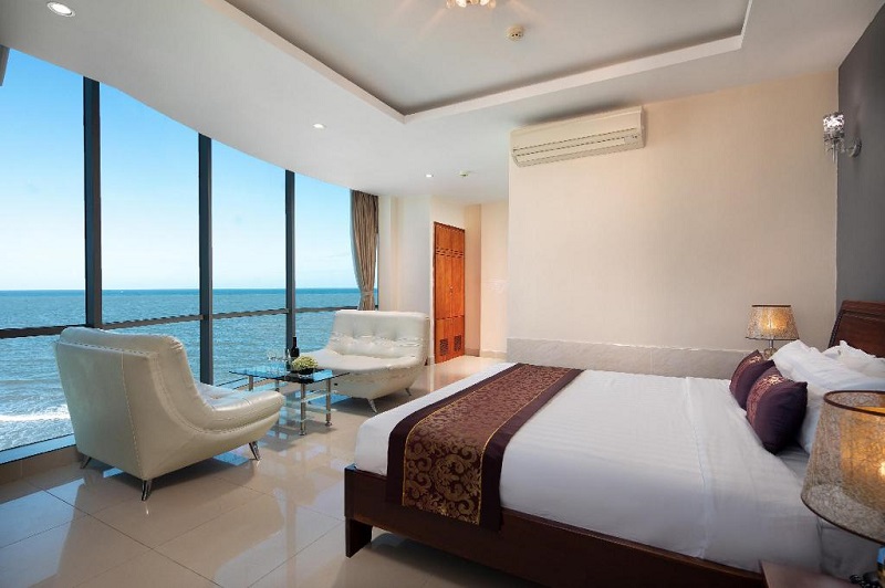Không gian phòng ngủ với view nhìn ra biển ở Corvin Hotel 