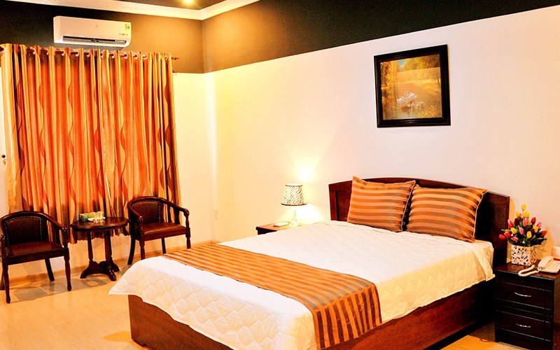 Không gian phòng ngủ ấm cúng ở khách sạn Hoàng Hoa Vũng Tàu