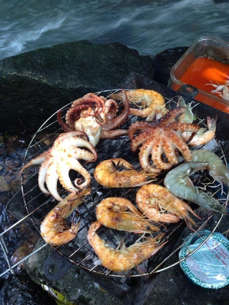 Nướng hải sản trên bếp than ở khu du lịch Suối Tiên Vũng Tàu