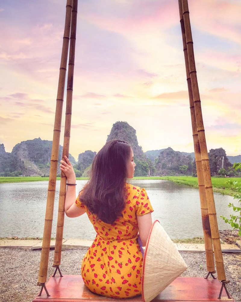 Cô gái ngồi trên xích đu tại Tràng An Ninh Bình