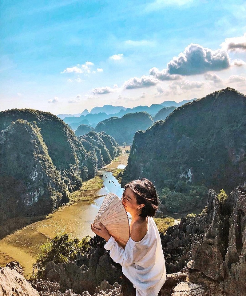 Phong cảnh Ninh Bình với những dãy núi đá từ trên cao