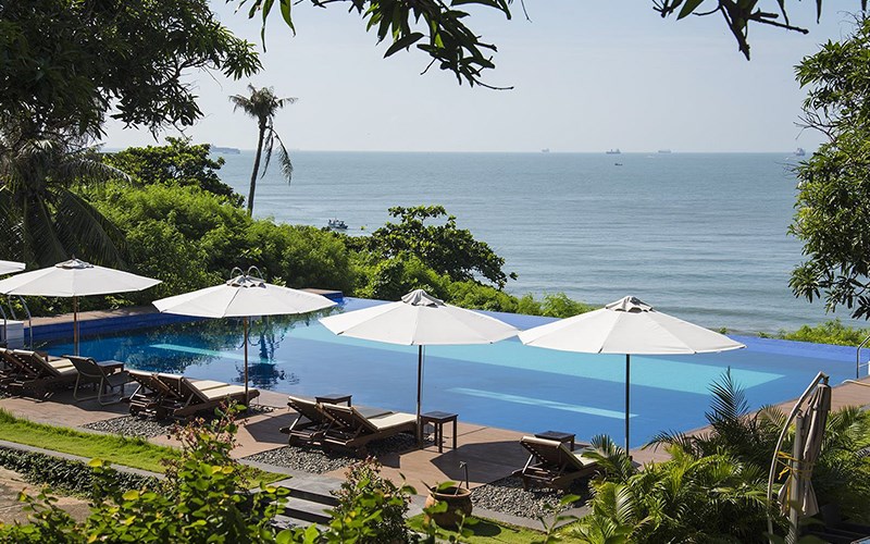 Khu vực hồ bơi vô cực nhìn ra biển của Resort Leman Vũng Tàu
