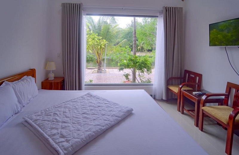 Phòng ngủ với cửa số lớn của Resort Long Cung Vung Tau