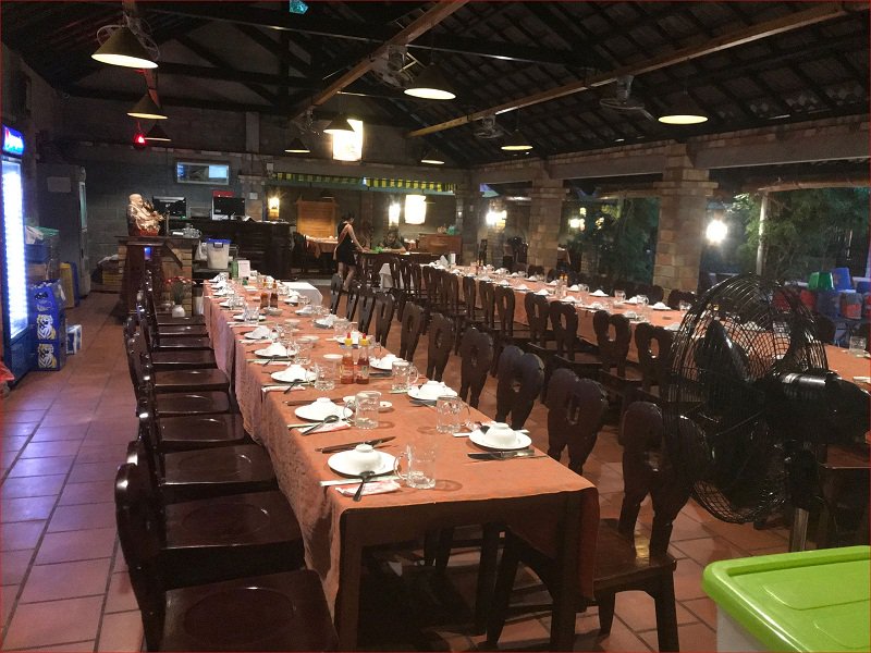 Không gian bàn ăn bên trong nhà hàng Việt Nga Vũng Tàu