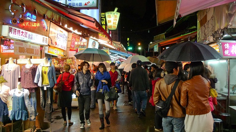 Rất nhiều người thường đến chợ đêm để mua sắm hay ăn uống