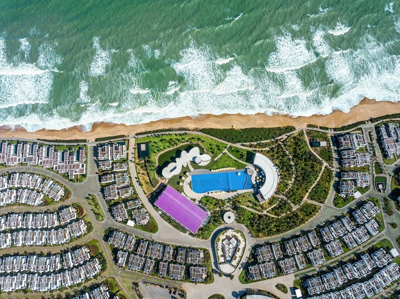 Toàn cảnh không gian Oceanami Resort cạnh biển nhìn từ trên cao
