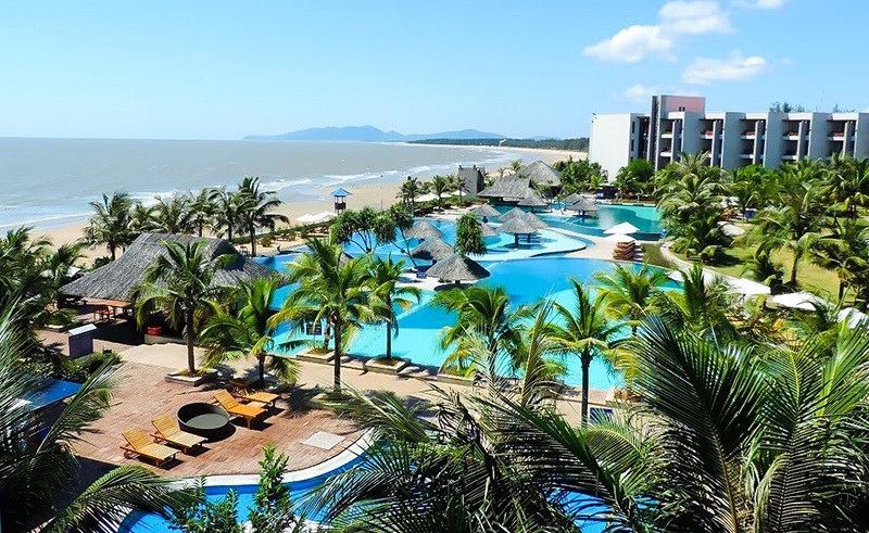 Khuôn viên hồ bơi siêu rộng ở Resort Vietsopetro Vũng Tàu