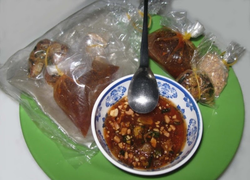 Một túi bánh tráng me Tây Ninh với nước chấm độc đáo