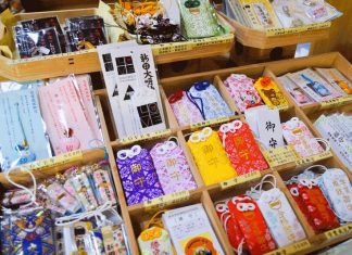 Đi Nhật nên mua gì về làm quà? Kinh nghiệm mua sắm khi du lịch Nhật Bản tự túc Những lá bùa xinh xắn nhiều màu sắc