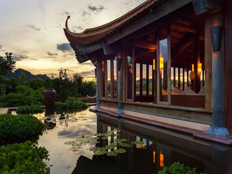 emeralda resort Ninh Bình có kiến trúc như một ngôi chùa