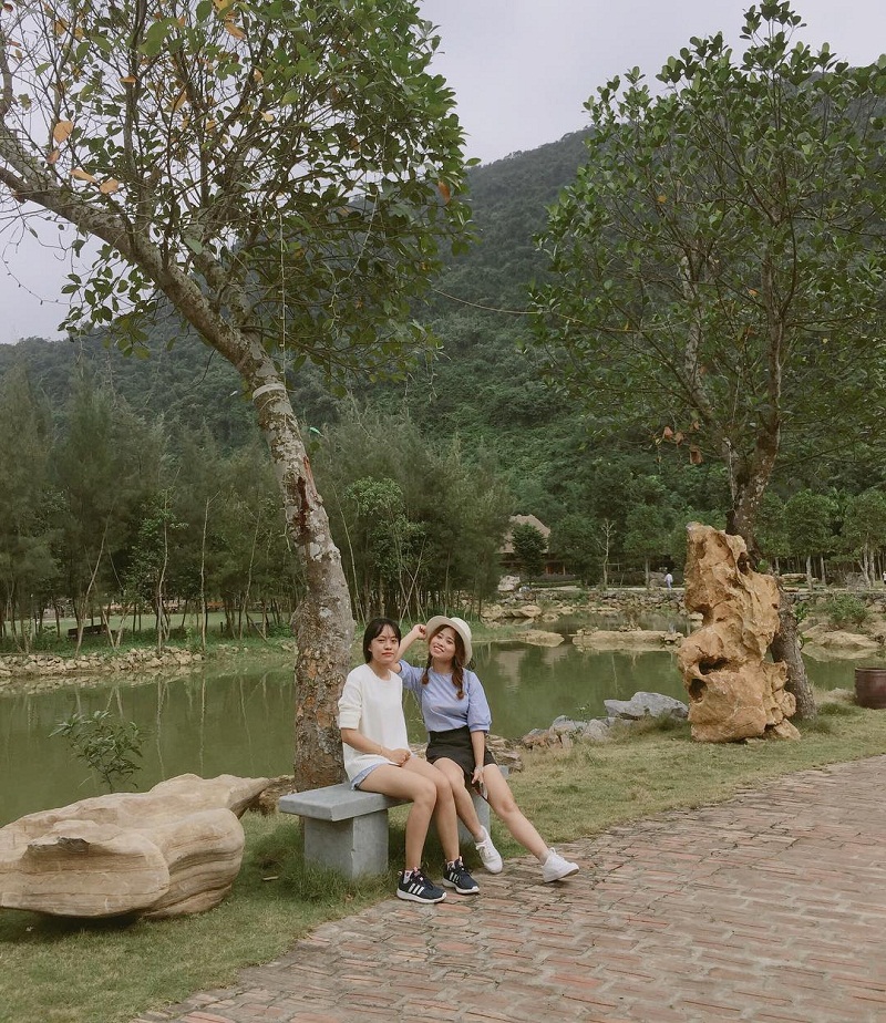 2 bạn gái tại vườn chim Thung Nham
