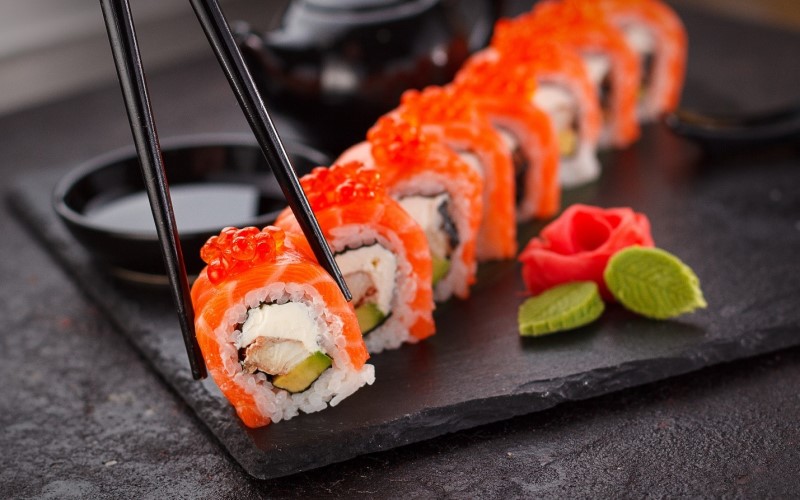 Món sushi với màu sắc hấp dẫn