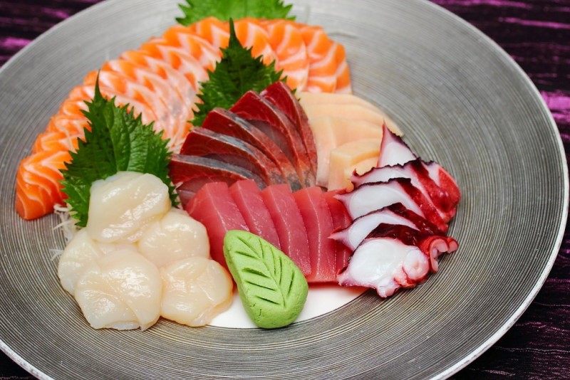 Món sashimi với củ cải trắng, gừng ngâm, mù tạt và nước tương