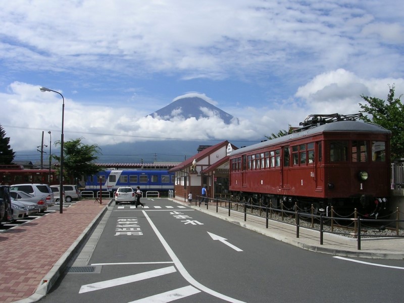 Tàu điện di chuyển đến núi Phú Sĩ