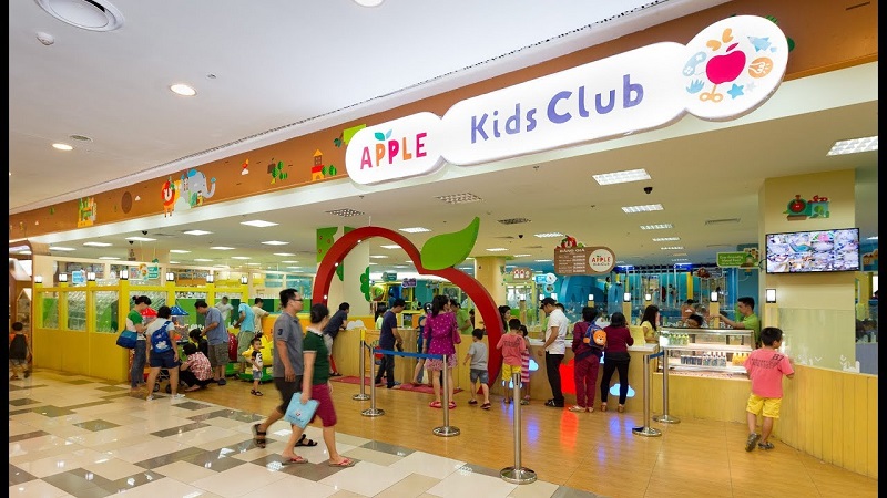 Các phụ huynh đưa các em nhỏ đến khu vui chơi Apple Kids Clubb