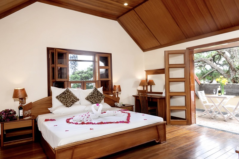Các căn phòng ở Monet Garden theo tông màu gỗ ấm với sàn nhà, mái ngói, khung cửa đều bằng gỗ.