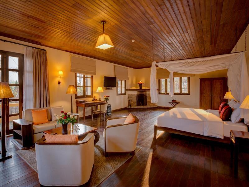 Không gian phòng Resort Ana Mandara Đà Lạt ấm cúng với nâu - trắng chủ đạo.