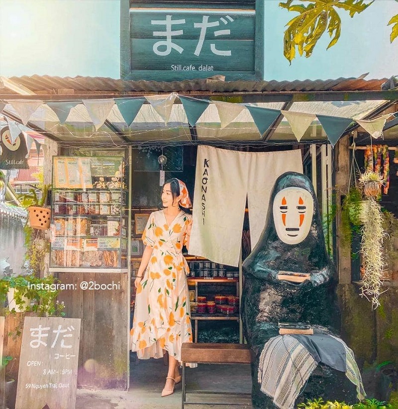 Phía trước Still Cafe mang phong cách Nhật Bản với tượng Vô Diện