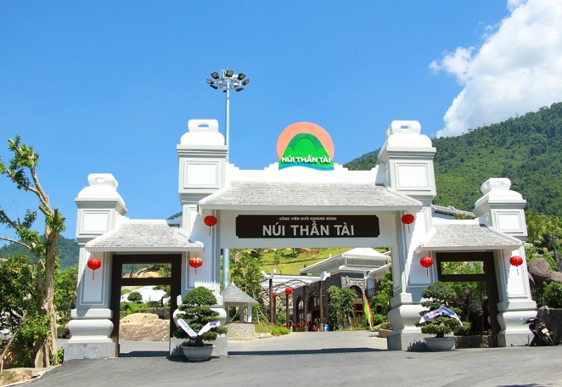 Cổng khu du lịch Núi Thần Tài