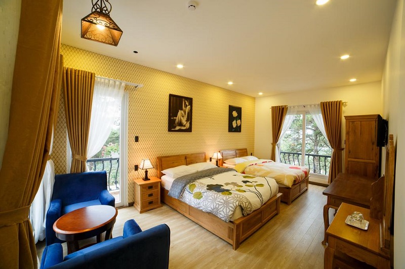 Các phòng trong Joy Villa được trang trí với tông ấm cổ điển tạo cho du khách cảm giác ấm cúng, yên bình.