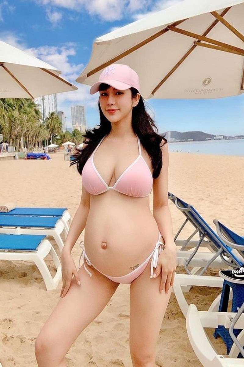 Mẹ bầu Diệp Lâm Anh tự tin mặc bikini khi đi biển