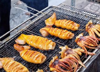 8 cách làm và cách ướp mực nướng sa tế, muối ớt NGON, DỄ LÀM Những miếng thịt mực nướng trên vỉ than hoa