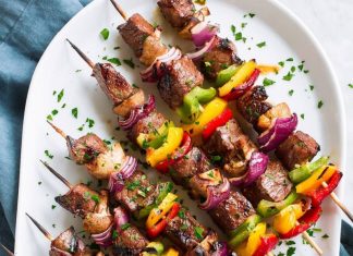 5 cách làm thịt xiên nướng rau củ thơm ngon khó cưỡng Món thịt bò xiên nướng cùng rau củ bày trí trên đĩa