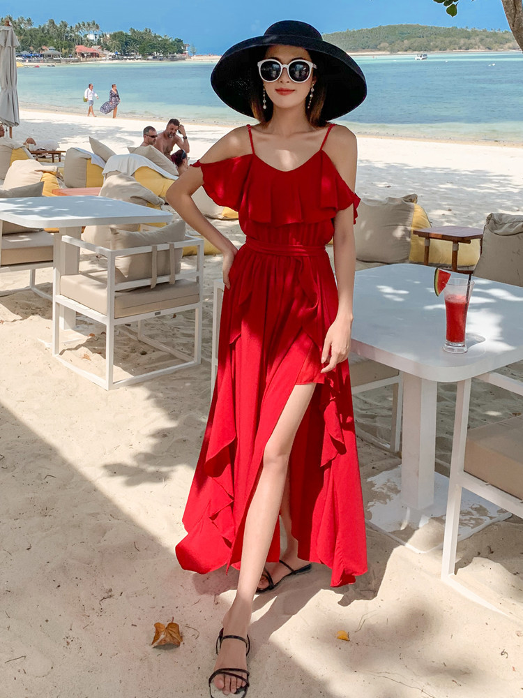 Váy trễ vai màu đỏ đi biển cùng mũ rộng vành