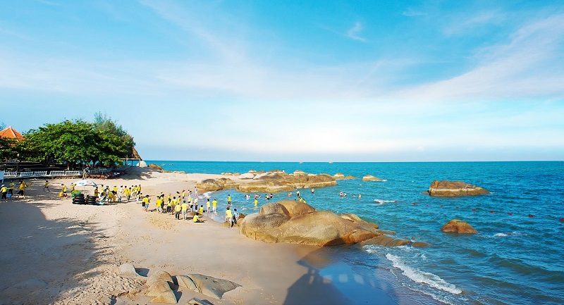 Rất nhiều du khách tắm biển và chơi teambuiling trên biển Long Hải