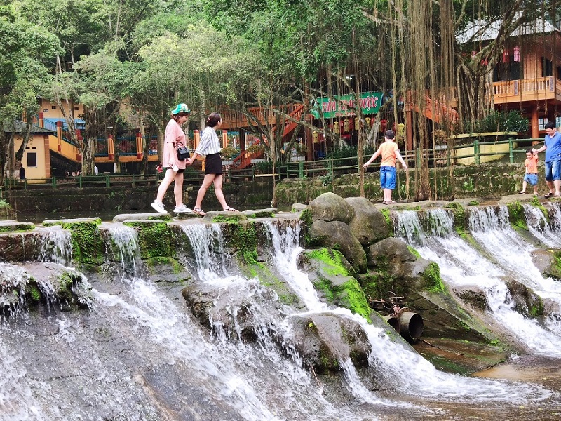 Khu du lịch Ao Vua thu hút nhiều du khách đến tham quan và vui chơi