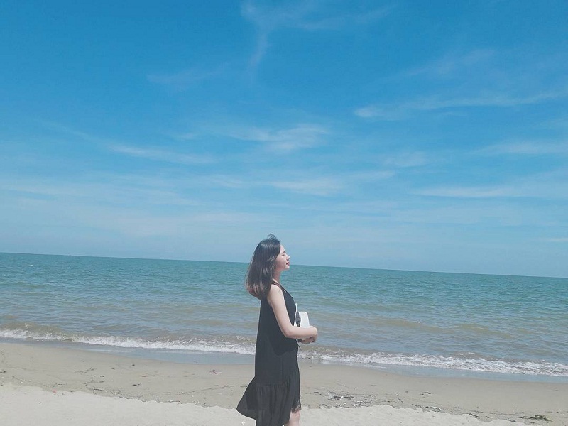 Chụp ảnh với biển trời xanh ngắt ở Hải Tiến Thanh Hóa
