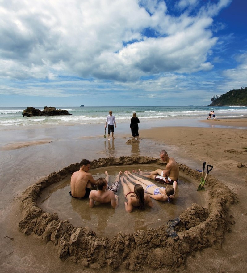 Hồ ngâm nước nóng trên bãi cát giúp làm giảm nhiệt độ nước