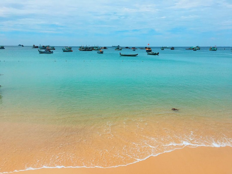 Biển xanh cát trắng với những chiếc thuyền phía xa xa ở Mũi Gành Dầu