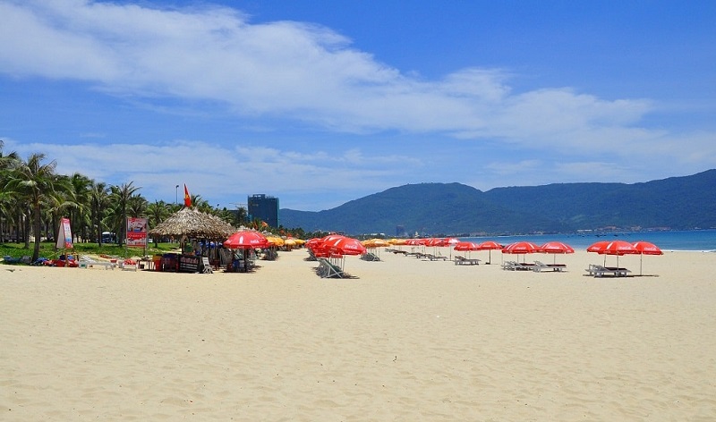 Bãi cát trải dài ở biển Xuân Thiều Đà Nẵng