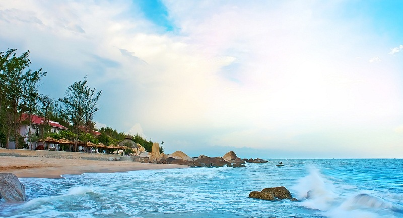 Bãi cát trắng và biển xanh sóng vỗ ở biển Long Hải