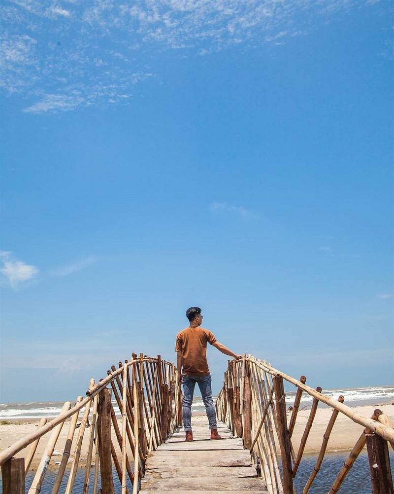 Chụp ảnh trên cây cầu cong bằng gỗ ở biển Long Hải