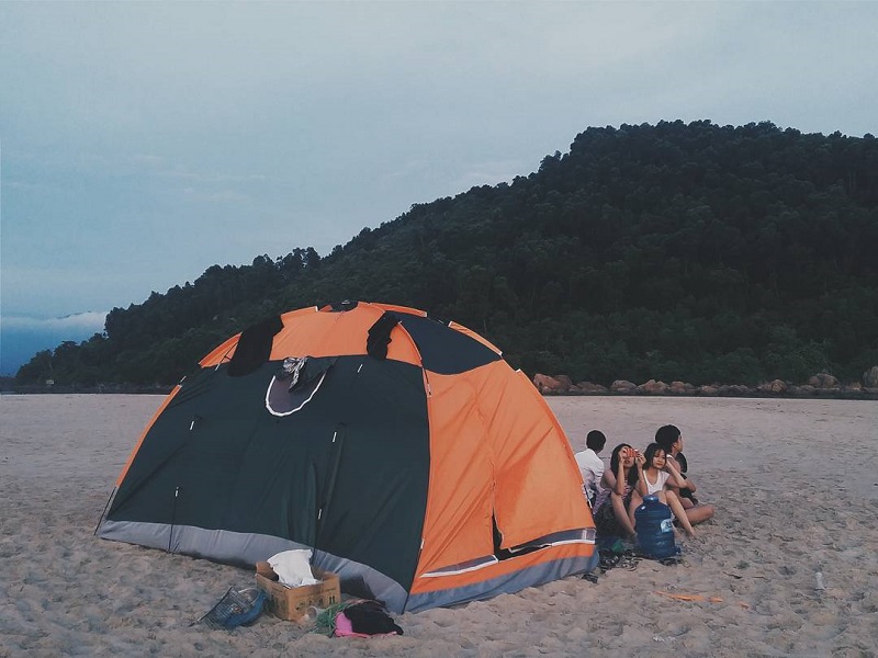 Dựng lều cắm trại trên bãi cát biển Làng Vân