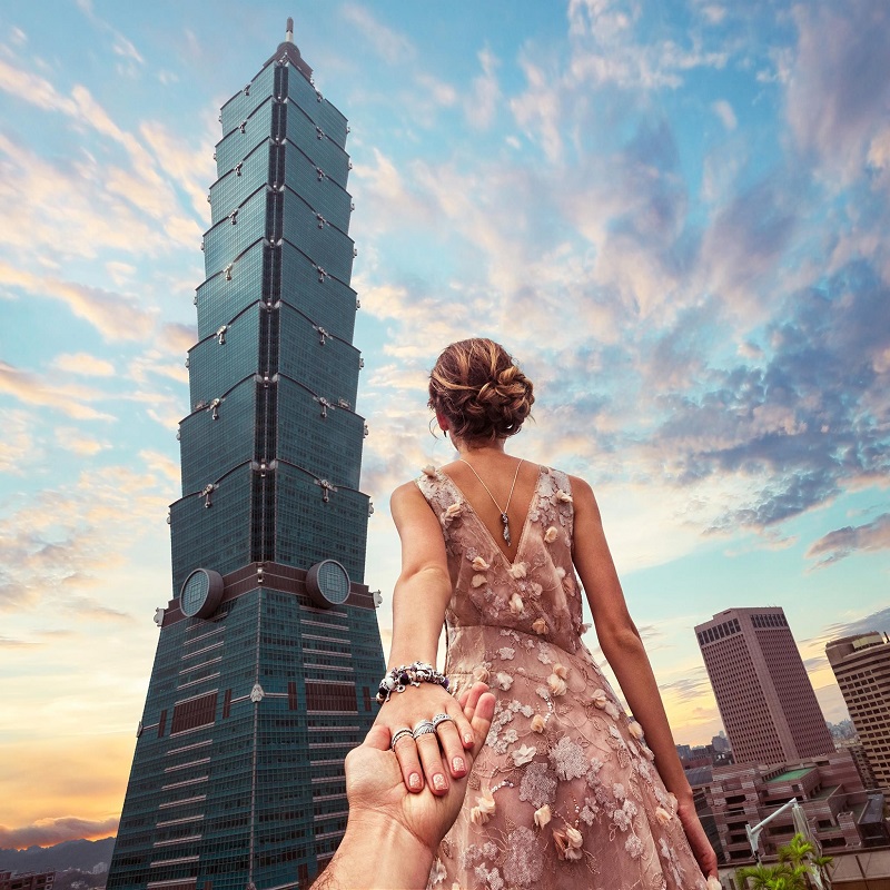 Chụp hình cùng với Taipei 101 - tòa nhà lớn nhất Đài Loan