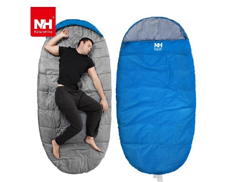 người đàn ông mặc áo phông cộc tay màu đen nằm trên chiếc túi ngủ naturehike pad300 màu xanh dương