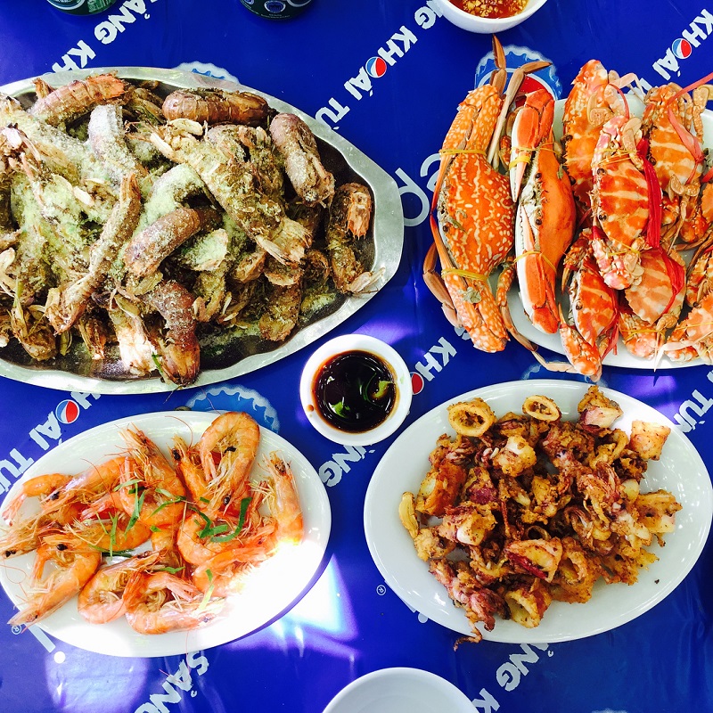 Một bàn ăn đầy ắp các món hải sản tươi ngon
