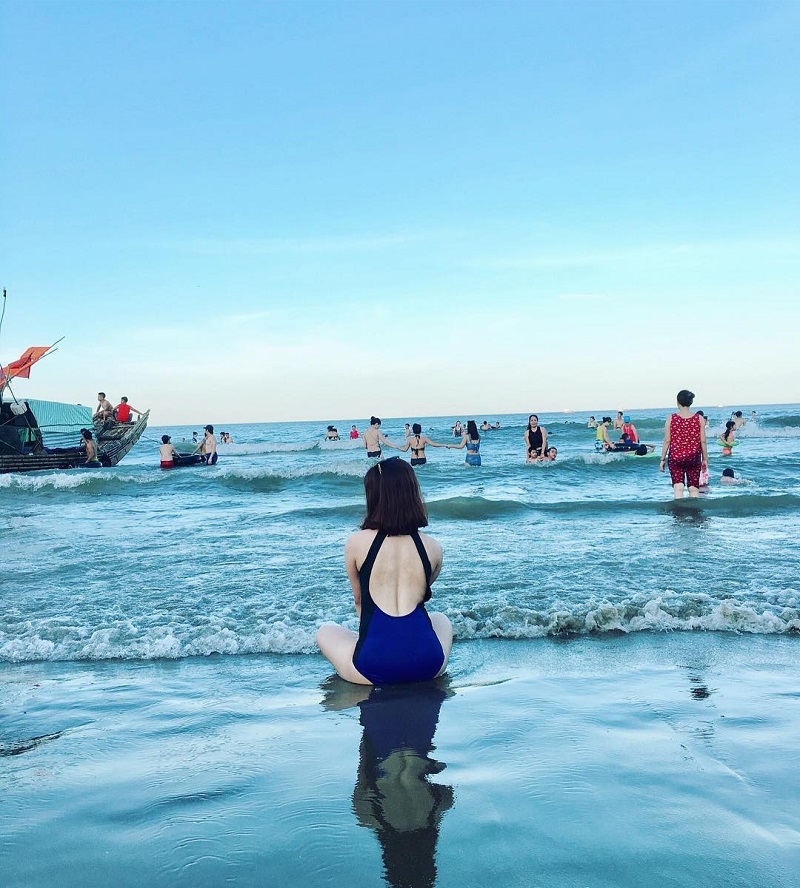 Chụp ảnh sống ảo trên bãi biển Hải Hòa Thanh Hóa