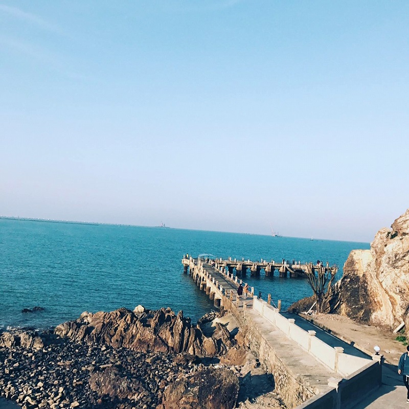 Cây cầu nhỏ dẫn ra biển ở đảo Lan Châu