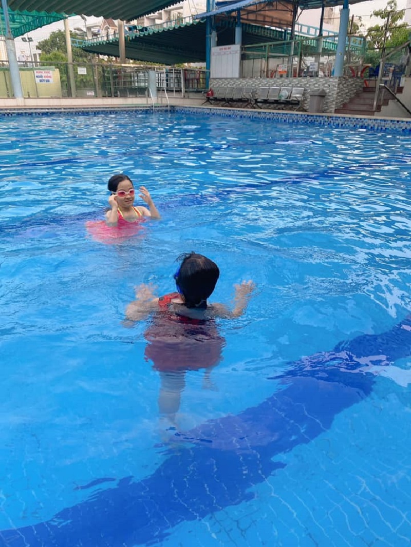Em nhỏ đang tập bơi ở bể bơi Kiến Thành